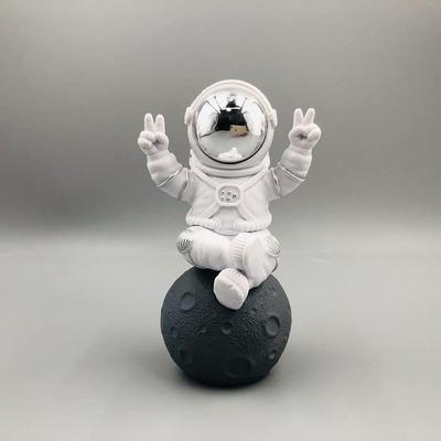 Милая фигурка космонавта из космоса, игрушки-экшн-фигурки, статуэтка для витрины, декор для дома, гостиной, офиса, украшение для приборной панели автомобиля