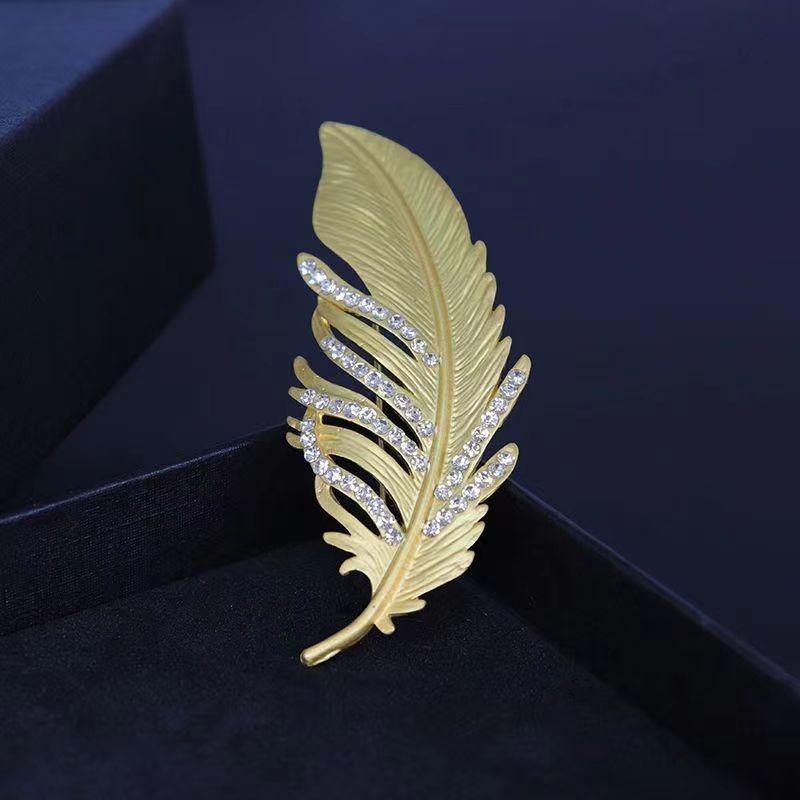 Brooch High-End Sense Niche High-End Women'S Silk Scarf Buckle Alloy Corsage Small Fragrant Wind Pearl Rhinestone High-End