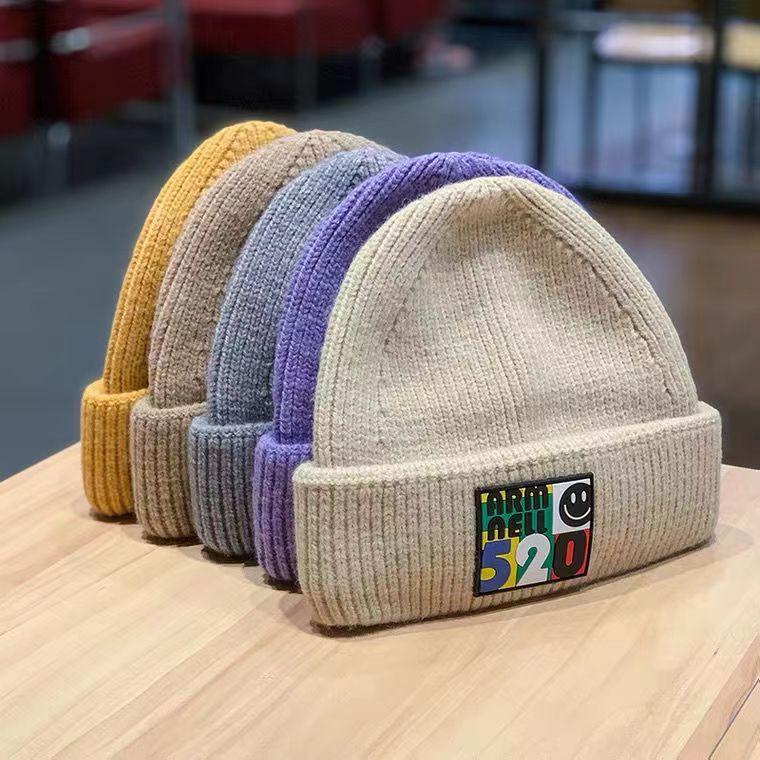 Студенческая шерстяная шапка корейской версии осенне-зимней моды теплая вязаная шапка с вышитыми буквами женская милая прохладная ветровая зимняя защита ушей холодная шапка