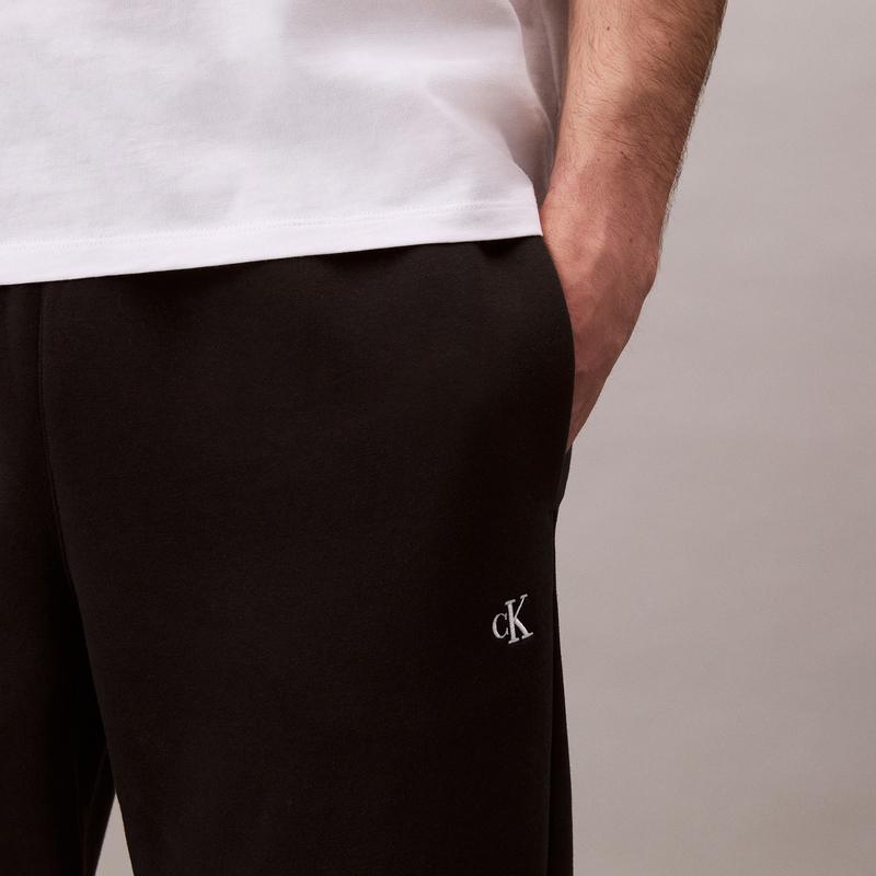 Calvin Klein Флисовые повседневные брюки с вышитыми буквами и манжетами на завязках, мужские брюки черного цвета 40QM432