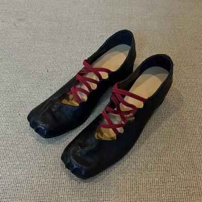 Модные женские туфли на толстом каблуке, осенние, новые, квадратные, с неглубокой горловиной, с перекрестными ремешками, мягкие, нескользящие, без застежек, балетки