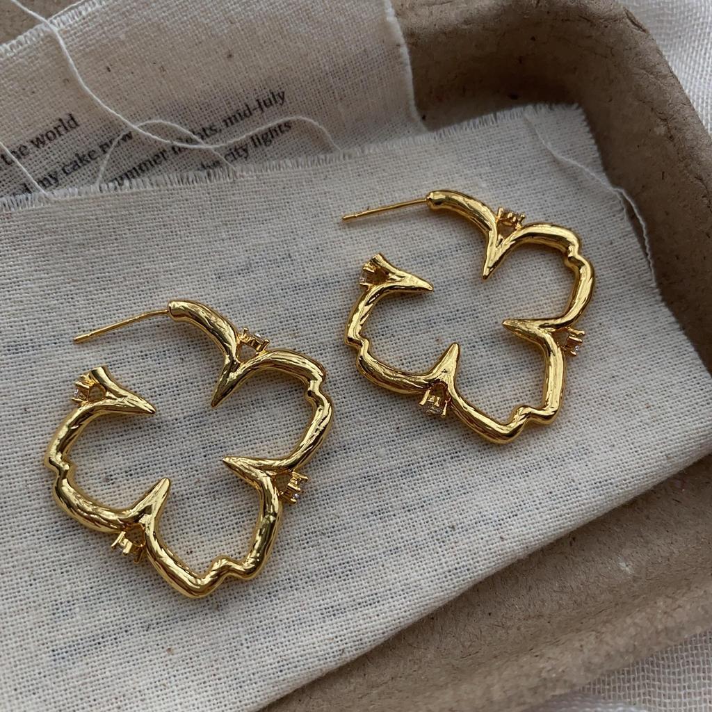 Metal Flower Stud Earrings Women'S Light Luxury Niche Cold Example Temperament Simple Exquisite Natural Art High Sense