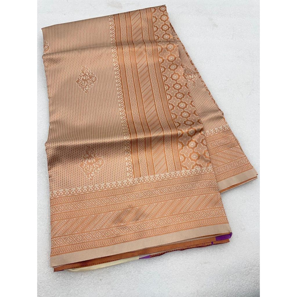 Шелковое сари из магазина АЛМААРИ украшено красивой вышивкой Зари в виде традиционных мотивов.