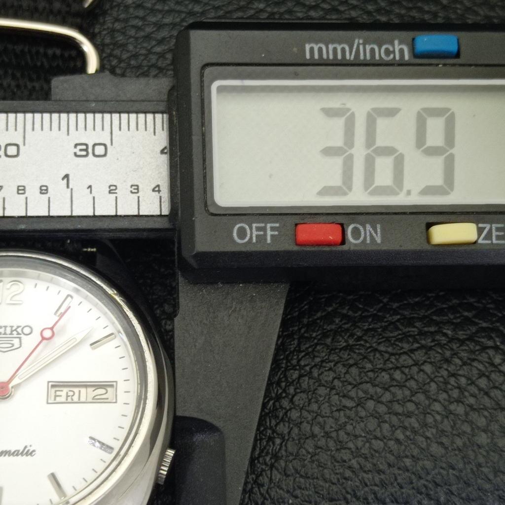 AUTOMATIC VINTAGE SEIKO 5 JAPAN 7009A MENS WHITE COLOR DIAL WATCH A700587-5 R203-a700587