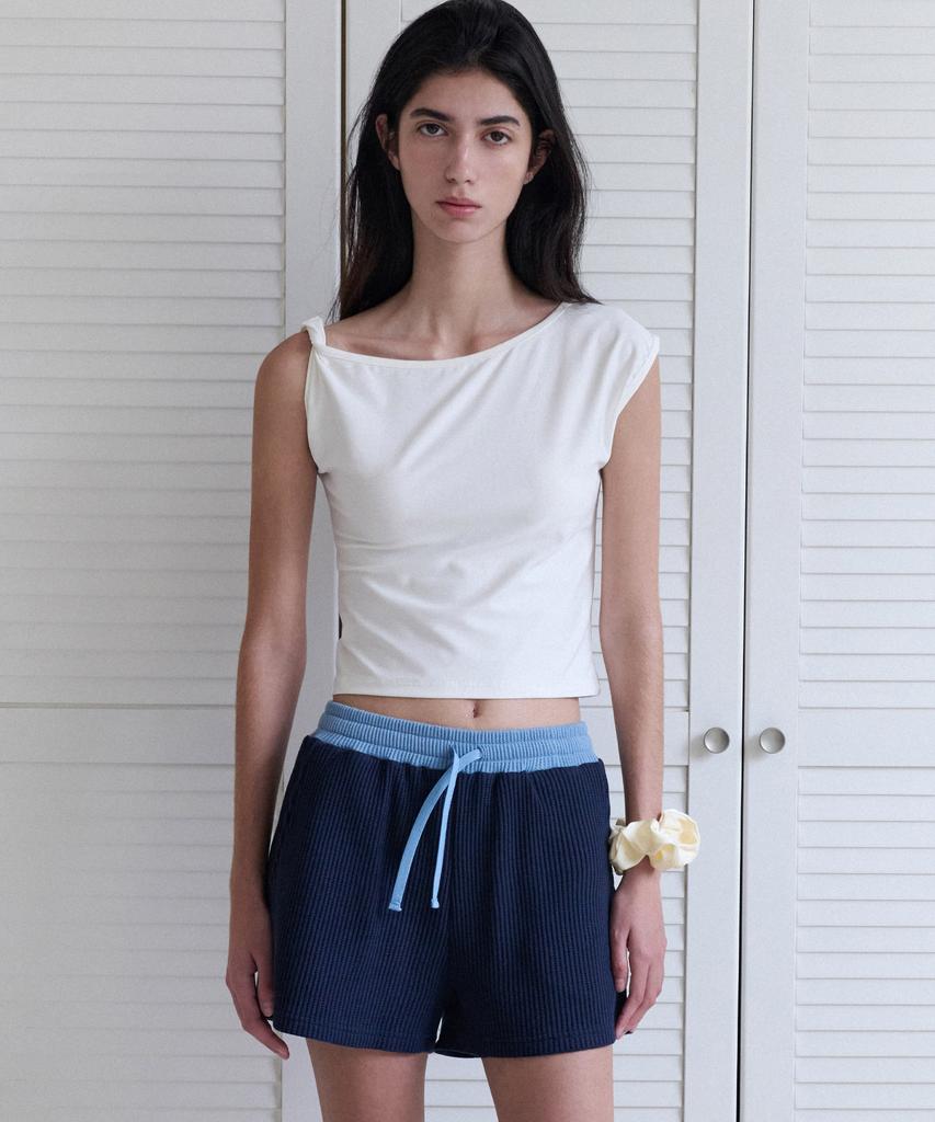 ANDNEEDS Shoulder Twisted Slim Tee (White)