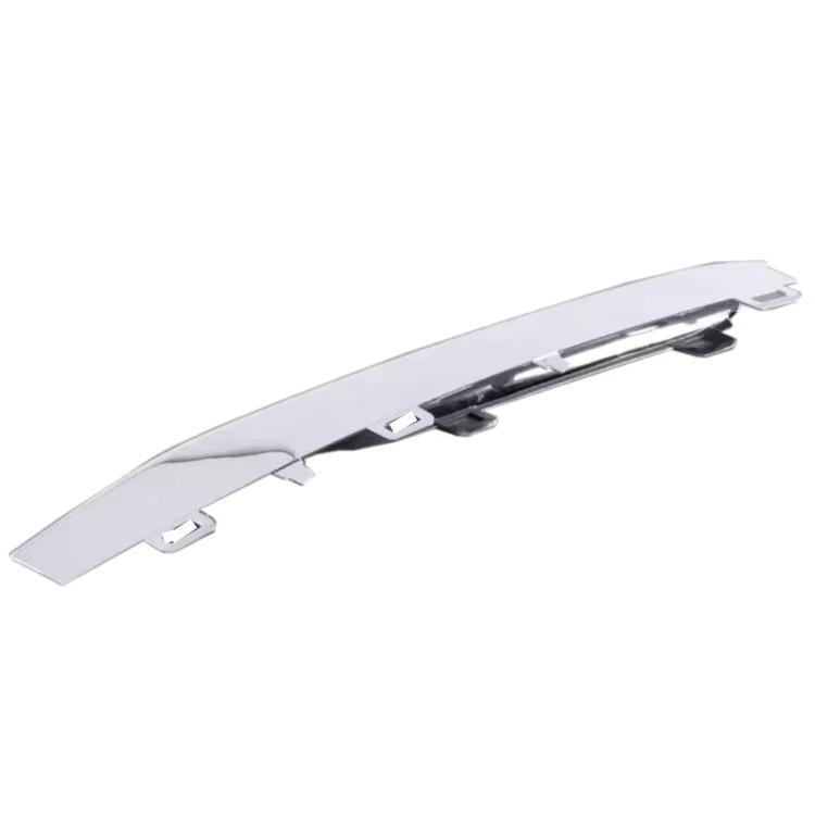 Накладка на решетку нижнего бампера BMW F30/F31 2012-15, номера деталей 51117293105 и 51117293106.