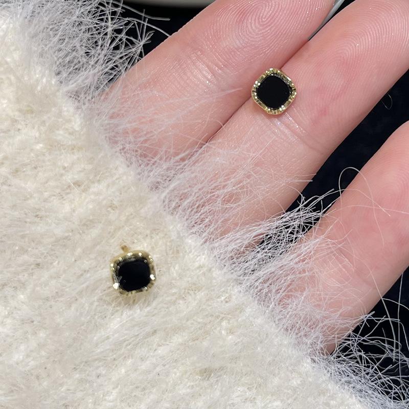 Черные квадратные серьги-гвоздики, женские изысканные и маленькие серьги с четырьмя жемчугом, простые легкие роскошные серьги