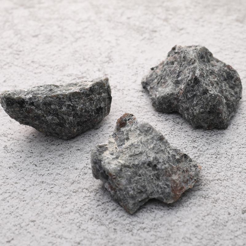 Натуральный пламенный огненный камень Сиенит УФ-флуоресцентный содалит Минерал Грубый кристалл