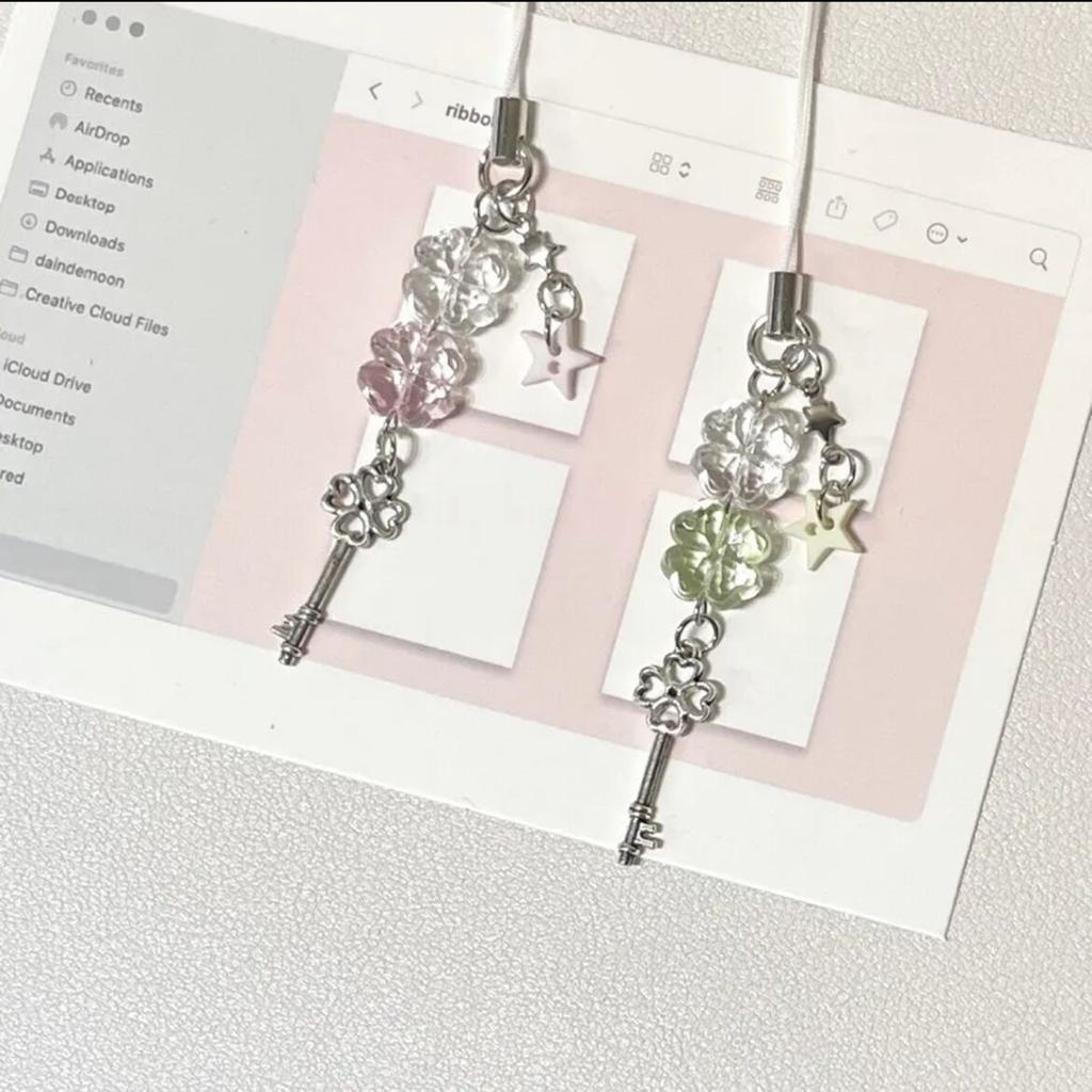 Fashionable Key Pendant Phone Charm Unique Heart Flower Keychain Vibrant Beaded Pendant for Cellphone Camera Handbag