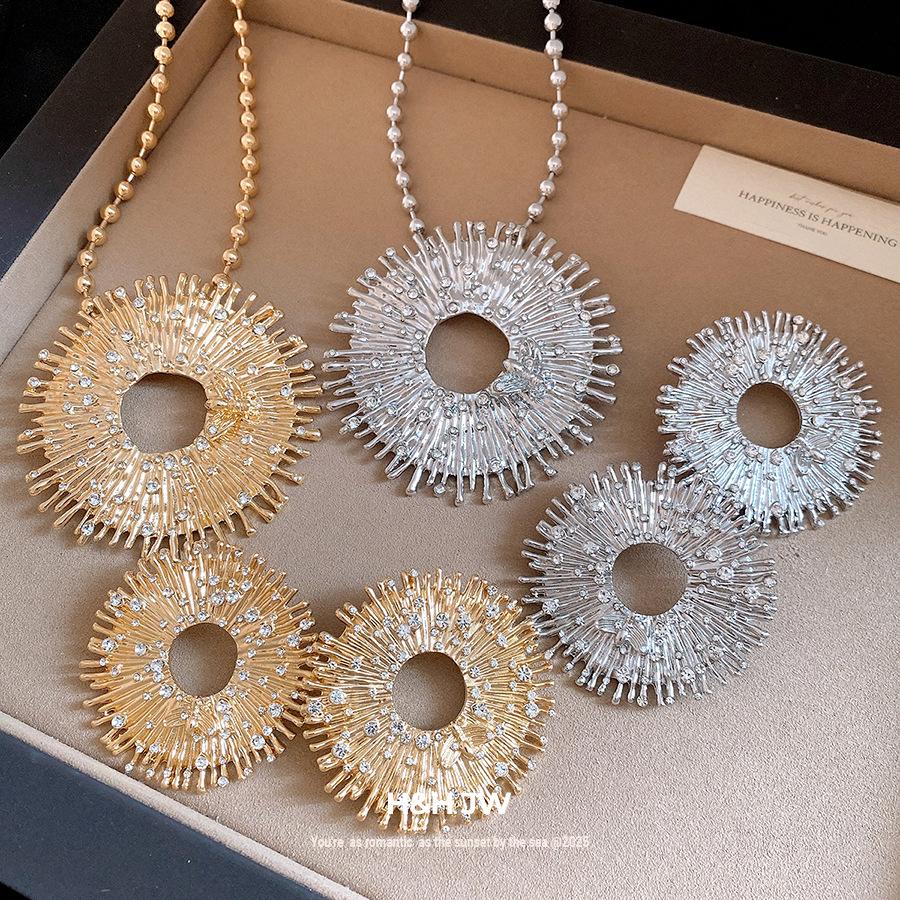 Crystal Round Pendant Necklace Retro Elegant Clavicle Neck Jewelry