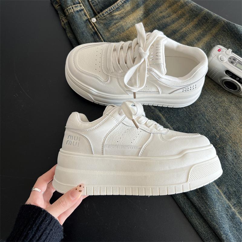 Students increase height, lightweight thick-soled white shoes, women's 2025 new popular versatile commuter leisure sports board shoes