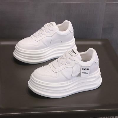 Супер огненный взрыв, увеличивающий высоту, маленькие белые туфли женские на маленькой толстой подошве 2024 новые осенние универсальные мягкие тонкие повседневные туфли