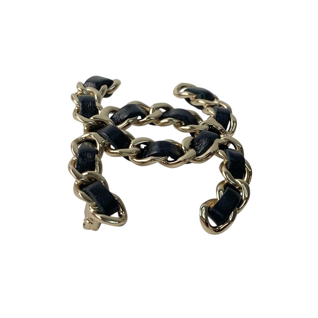 Брошь CHANEL б/у черная/золотистая кожа Женская