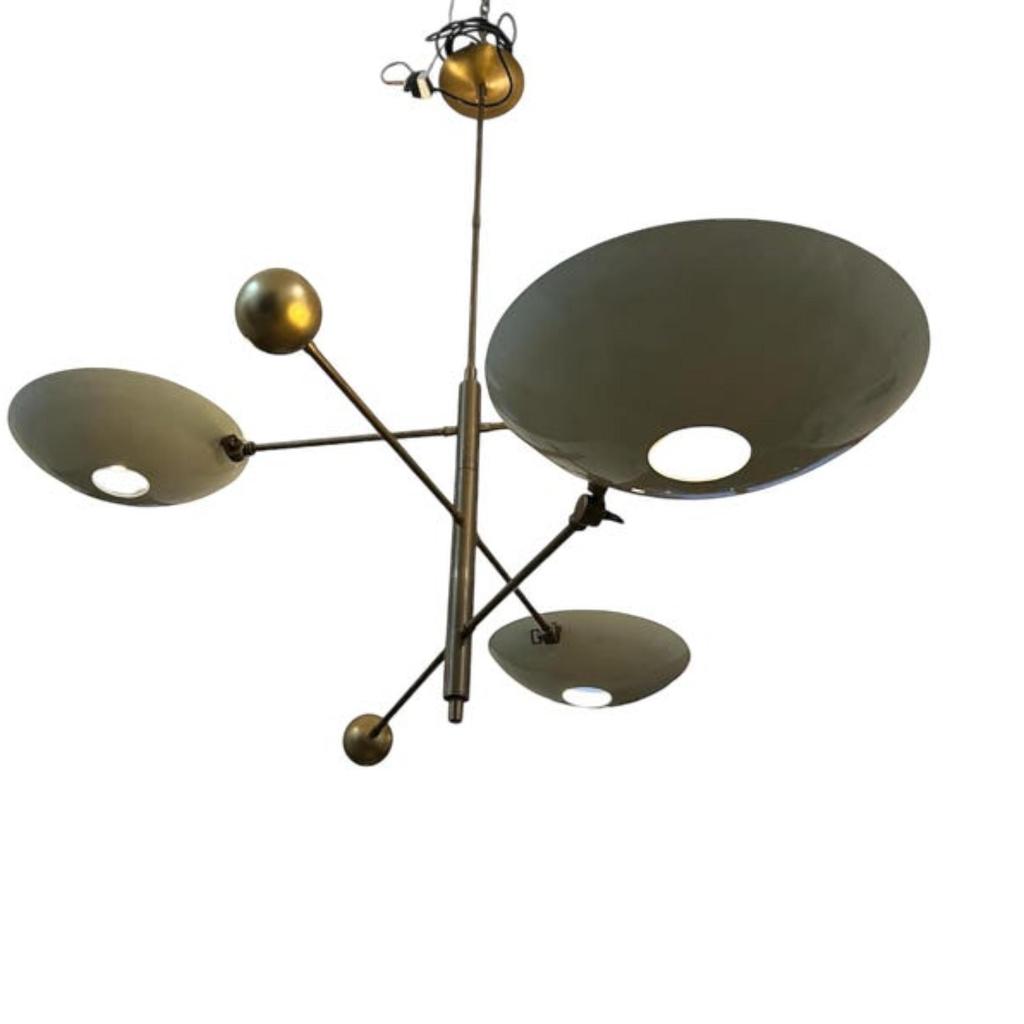 Итальянская люстра середины века с тремя закрытыми рожками из белой и патинированной латуни