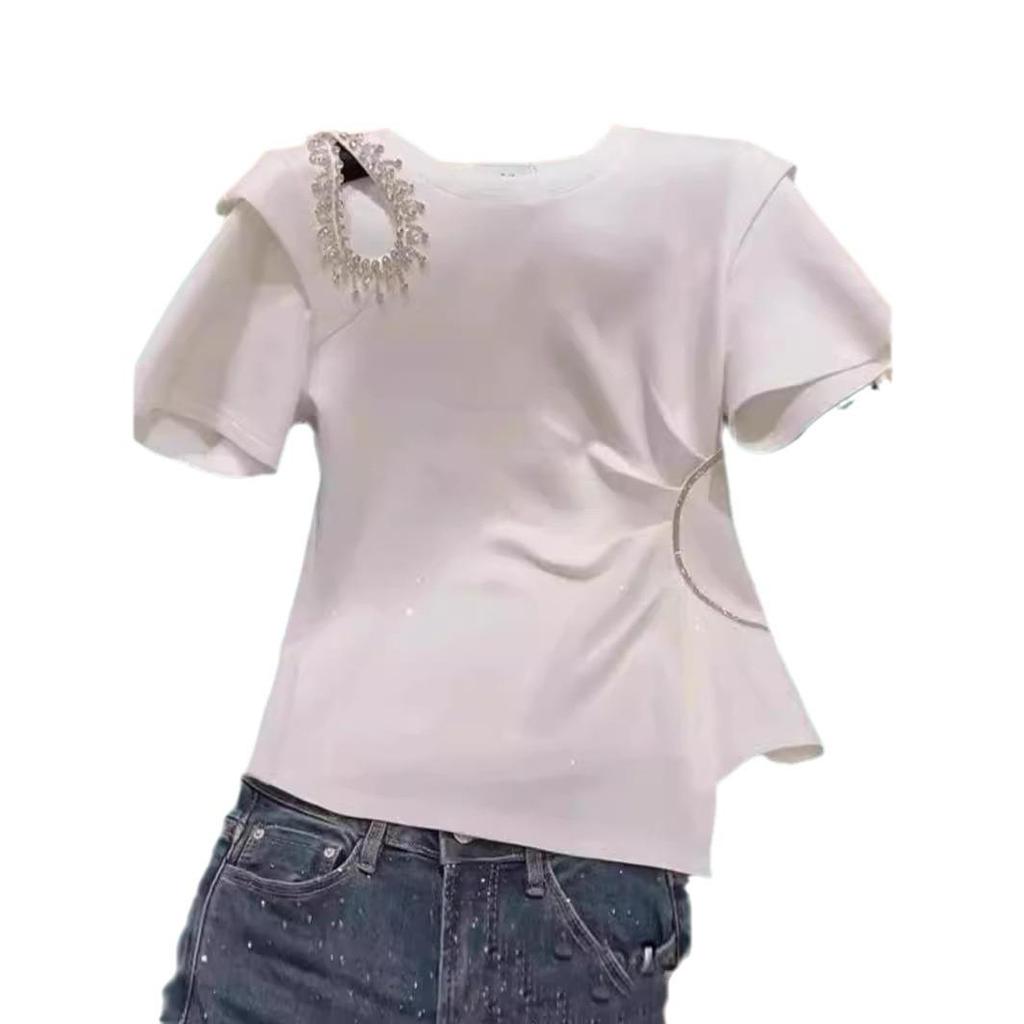 Футболка Catty Fashionable Slimming размера Plus Size 2-300: Неровная полая плечевая часть с алмазной инкрустацией, короткие рукава для женщин.