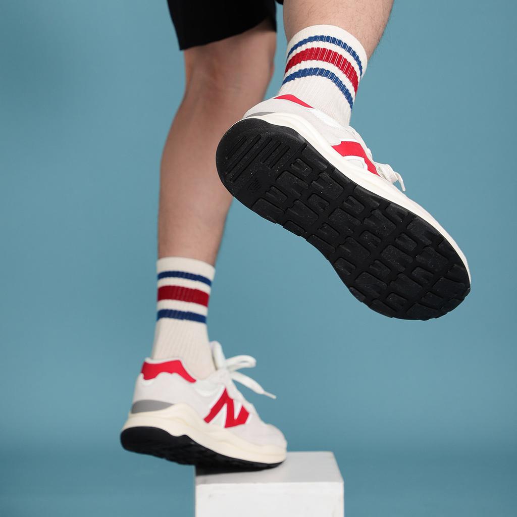 New Balance Кроссовки унисекс 57/40 Серо-красные Натуральные M5740CC