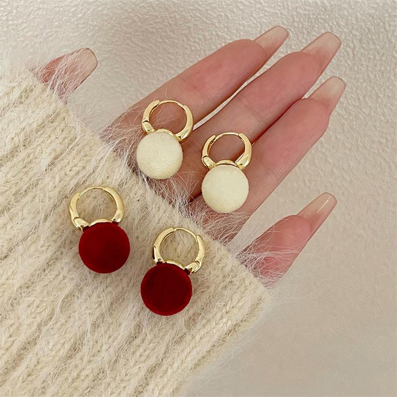 Серьги с геометрическим узором осень/зима 2024 г.: Стильные женские пушистые шариковые серьги