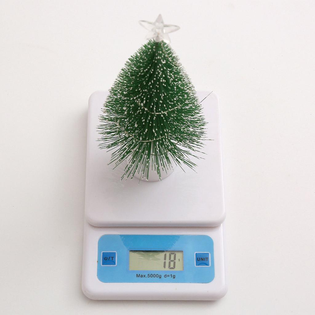 Искусственная новогодняя елка с разноцветными светодиодными огнями. Сосновые иголки. Рождественские украшения. Украшение для рабочего стола. Домашний праздник.