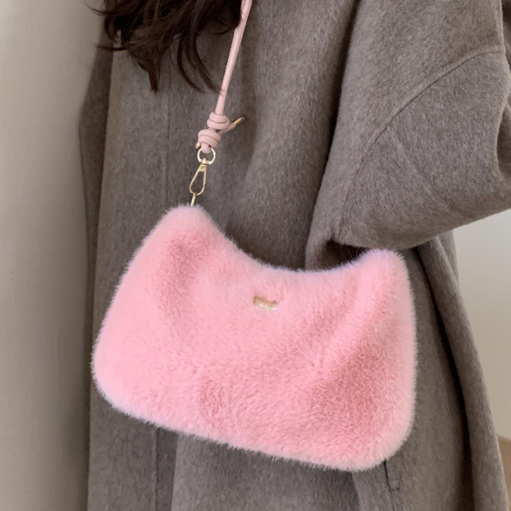 Милая плюшевая сумочка женская 2025 зима популярная новая модная универсальная сумка через плечо и мессенджер супер огонь интернет-знаменитость