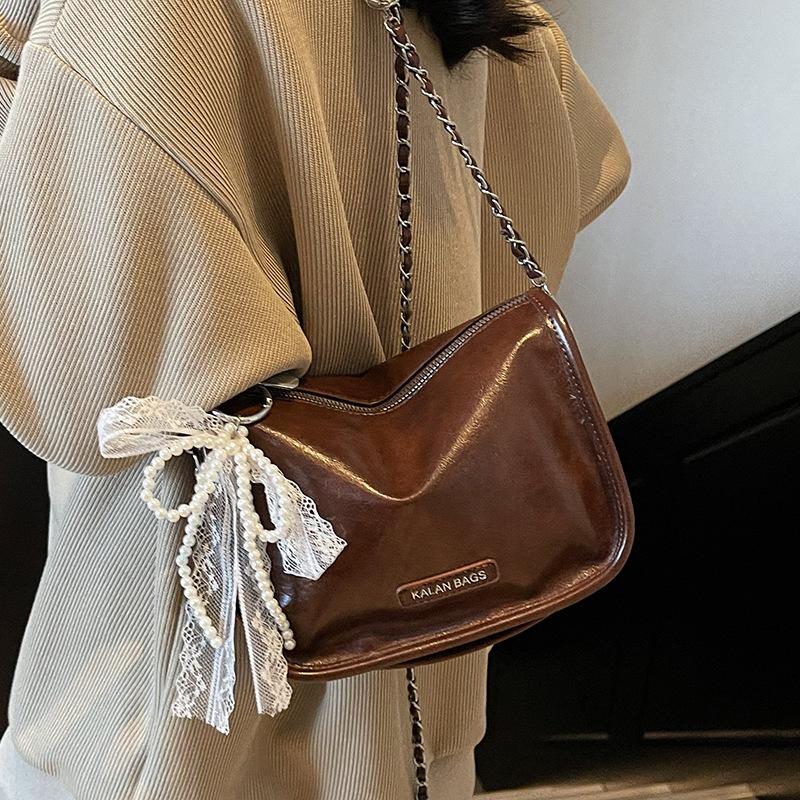 Niche high-end commuting soft leather portable pillow bag fashionable versatile casual style chain messenger bag