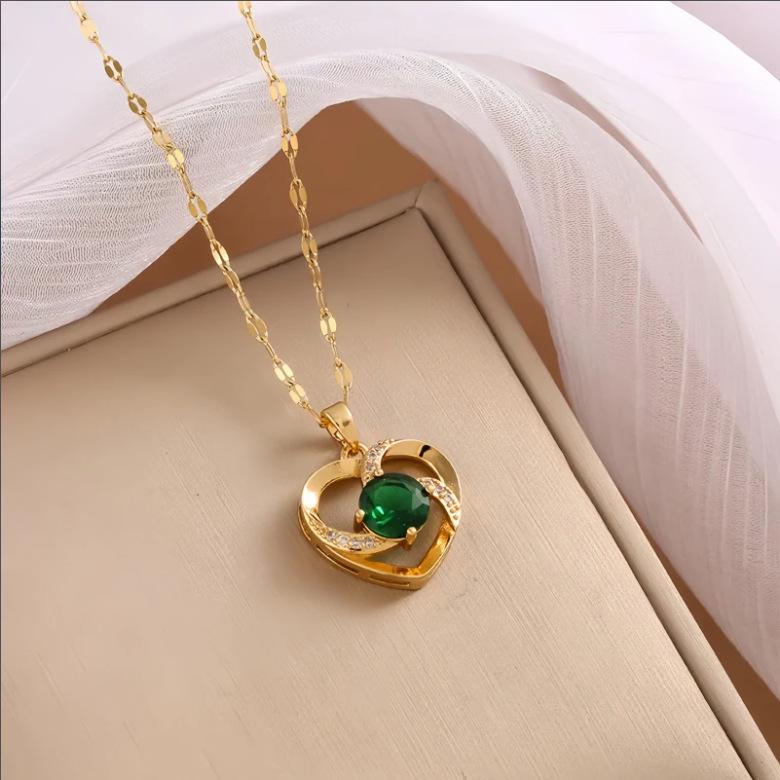 Подвеска-ожерелье Изумрудная бабочка: Роскошная титановая стальная ключичная цепочка для женщин