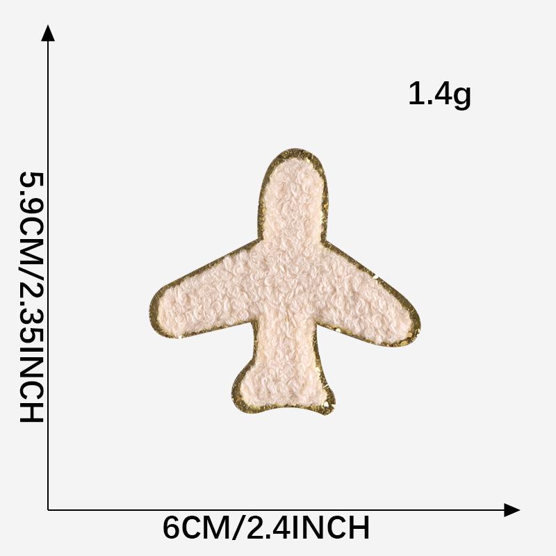 Полотенце из синели с золотой окантовкой, вышитыми нашивками в виде молний и радуги