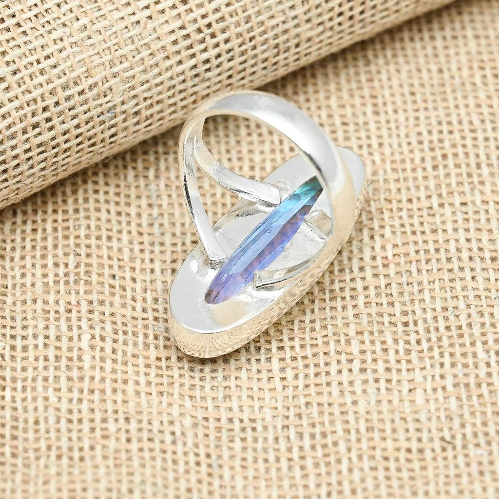 Кольцо из стерлингового серебра 925 пробы с радужным мистическим топазом. Изящное ювелирное изделие. Подарочное кольцо ручной работы с драгоценным камнем.