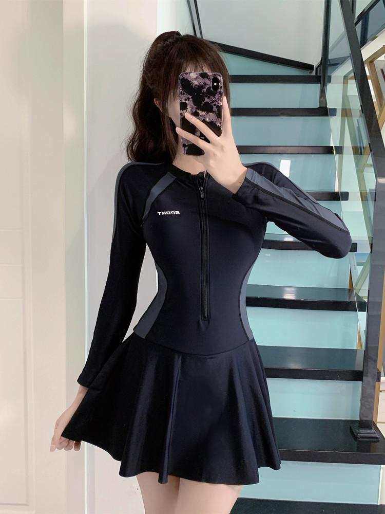 Женский цельный купальник с длинными рукавами