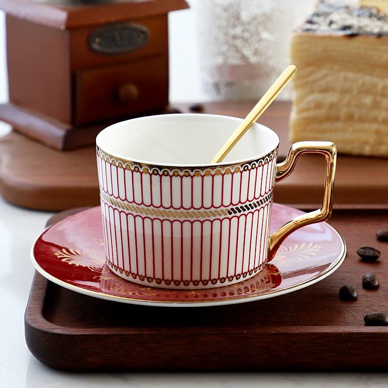 Кофейные чашки и блюдца из тонкого костяного фарфора, 270 мл, красиво глазурованные, с золотой отделкой, чайная чашка с ручкой, керамические кофейные чашки с золотой ложкой