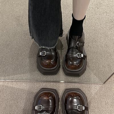 Британский стиль ремень пряжка на платформе женские мокасины 2025 новая ретро мода большой рост и тонкие маленькие кожаные туфли