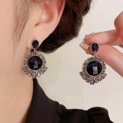 Изысканные ретро-серьги с черными кристаллами — универсальные, модные и современные