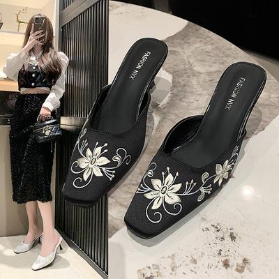 Модные тапочки Женские Летние Роскошные Шлепанцы Женская Обувь Низкий Закрытый Носок Флокированные Тонкий Каблук Дизайнерские 2025 Сексуальные Резиновые Базовые Римские Тканевые Флоральные