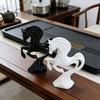3D-печатная фигурка скачущей лошади для успеха с обтекаемым основанием-стойлом. Абстрактное европейское художественное украшение для офиса или гостиной.
