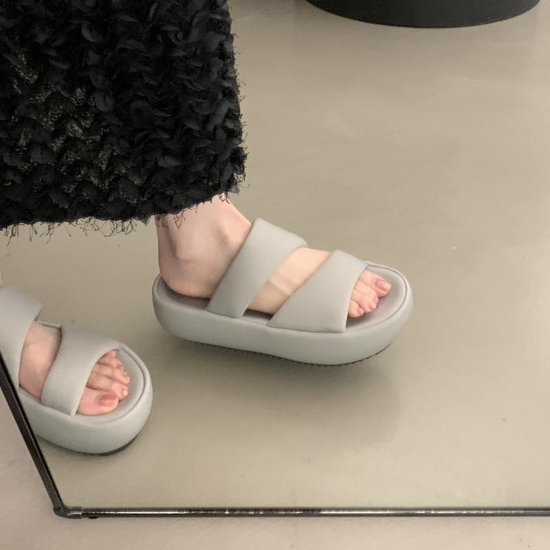 Крутые тапочки женские летние для улицы 2025 новые на толстой подошве шлепанцы на одном ремешке женские ощущение высокого класса наступать в дерьмо приморский пляж сандалии