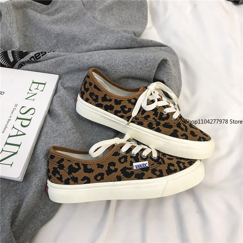 Модные женские кроссовки 2025 Леопардовые парусиновые на шнуровке Женские балетки Уличная обувь для бега и ходьбы Удобная дышащая женская обувь