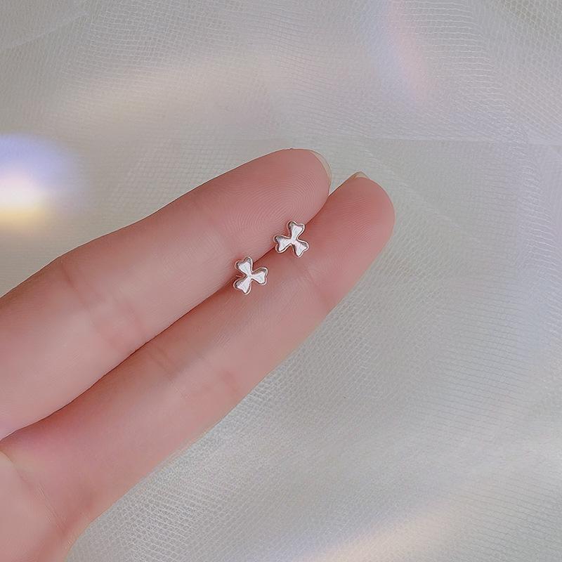 Серьги-гвоздики в виде клевера, женские простые и маленькие серьги с цветочным узором в стиле «холодный ветер»