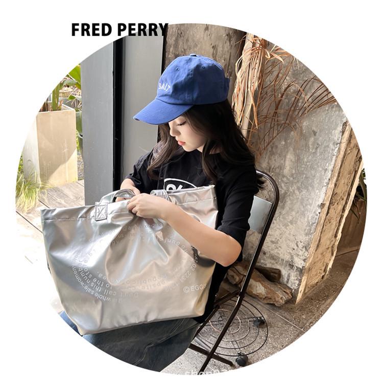 Вместительная серебристая сумка-тоут: Универсальная мода для поездок на работу