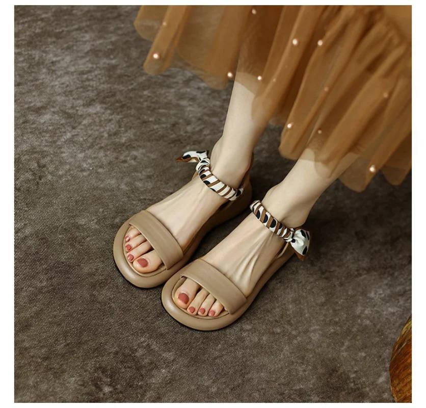 Модные французские винтажные коричневые сандалии, новинка 2024 года, римские туфли на низком каблуке с открытым носком, женские простые полосатые туфли на плоской подошве