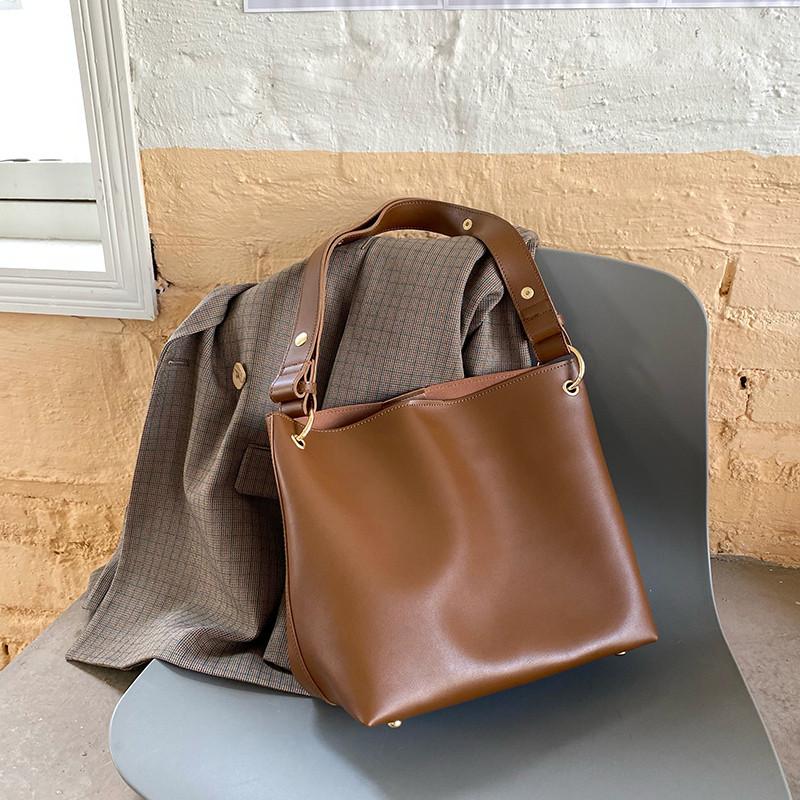 IELGY Retro Atmospheric Bucket Bag, Versatile Niche Design Shoulder Messenger Bag