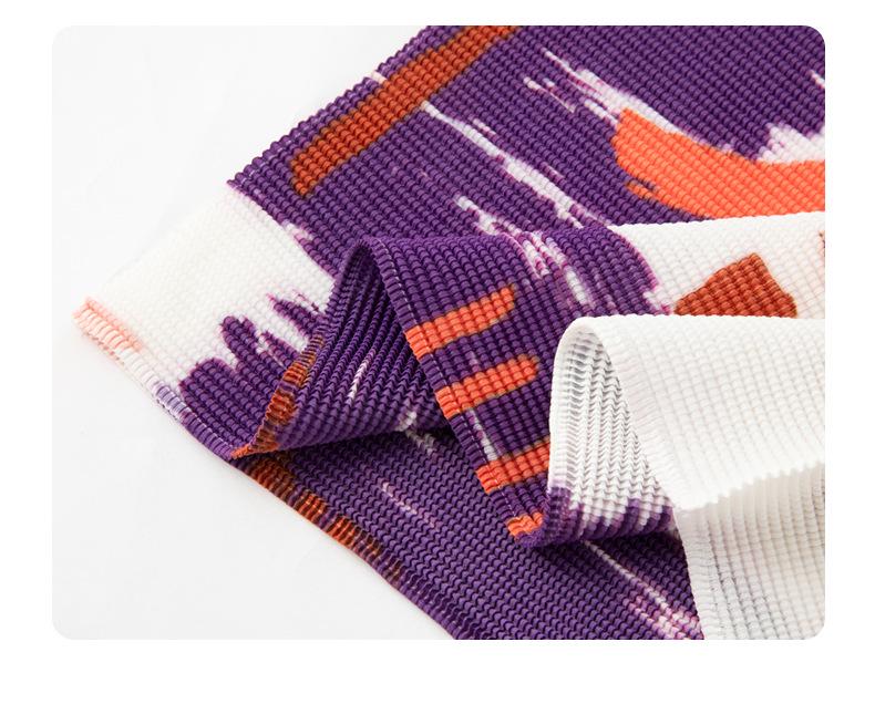 Женская футболка с высоким воротником и длинным рукавом Miyake Pleats - Весна/Лето 2026, Абстрактный принт "Зерно кукурузы", Облегающий крой.