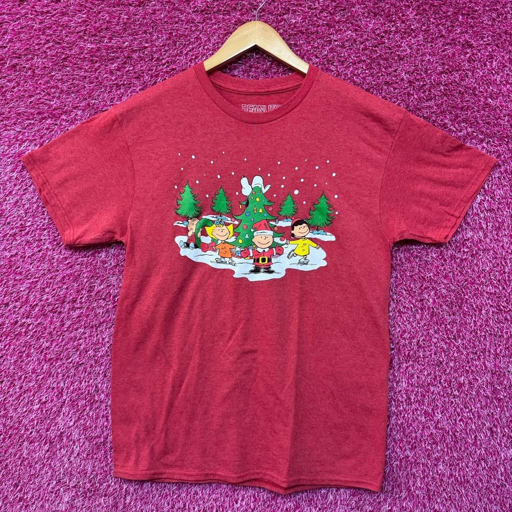 Santa Charlie Brown Snoopy Peanuts Snowy Christmas Tee M