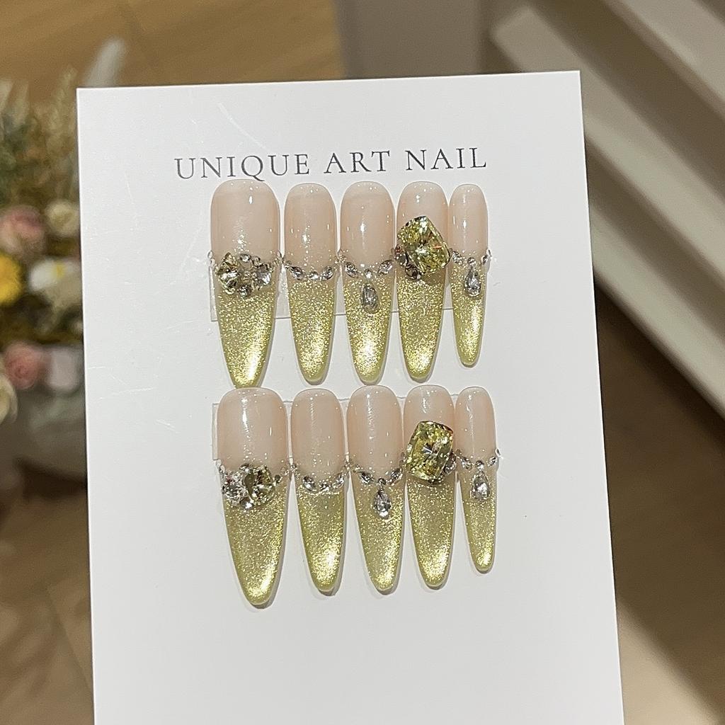 Gentle Huang Chunri Yuan Qi Bursts with Shiny Yellow Cat Eyes Gradient French Broken Diamond Wearable Armor