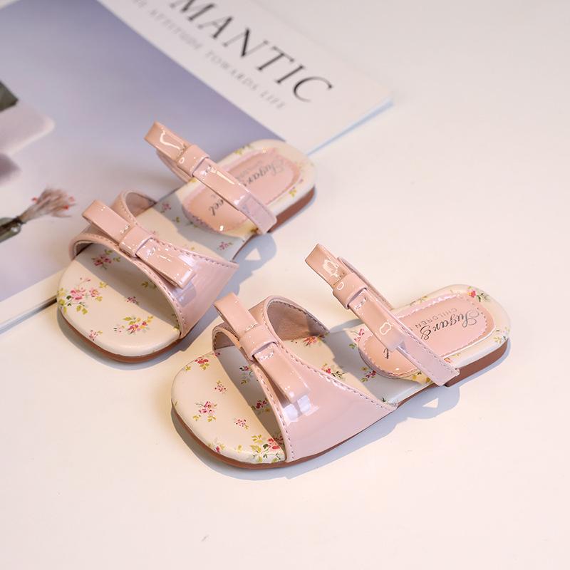 Girls' slippers for outdoor wear2026New summer styles of children's shoes: soft-soled, casual beach sandals for little girls, perfect for a trendy