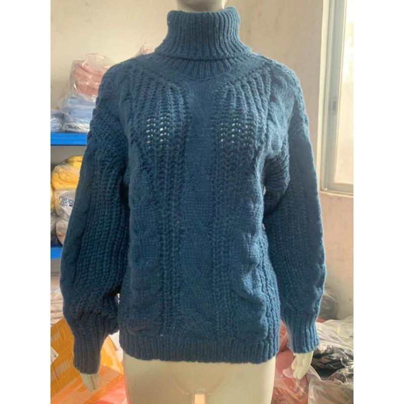 Женский однотонный вязаный свитер с высоким воротом