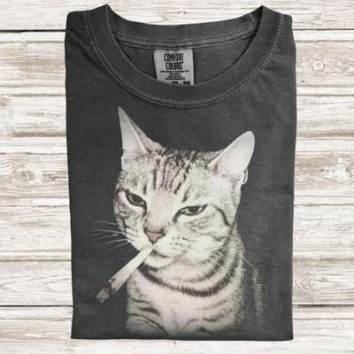Футболка Cat Smoking Comfort Colors, Забавная футболка с графикой кота, Винтажная футболка для любителя кошек, Хэллоуинский хоррор-футболка, Подарок для кошачьей мамы
