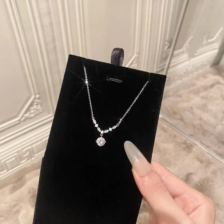 Elegant Pearl Necklace - Versatile Niche Design with Heart Pendant for Women