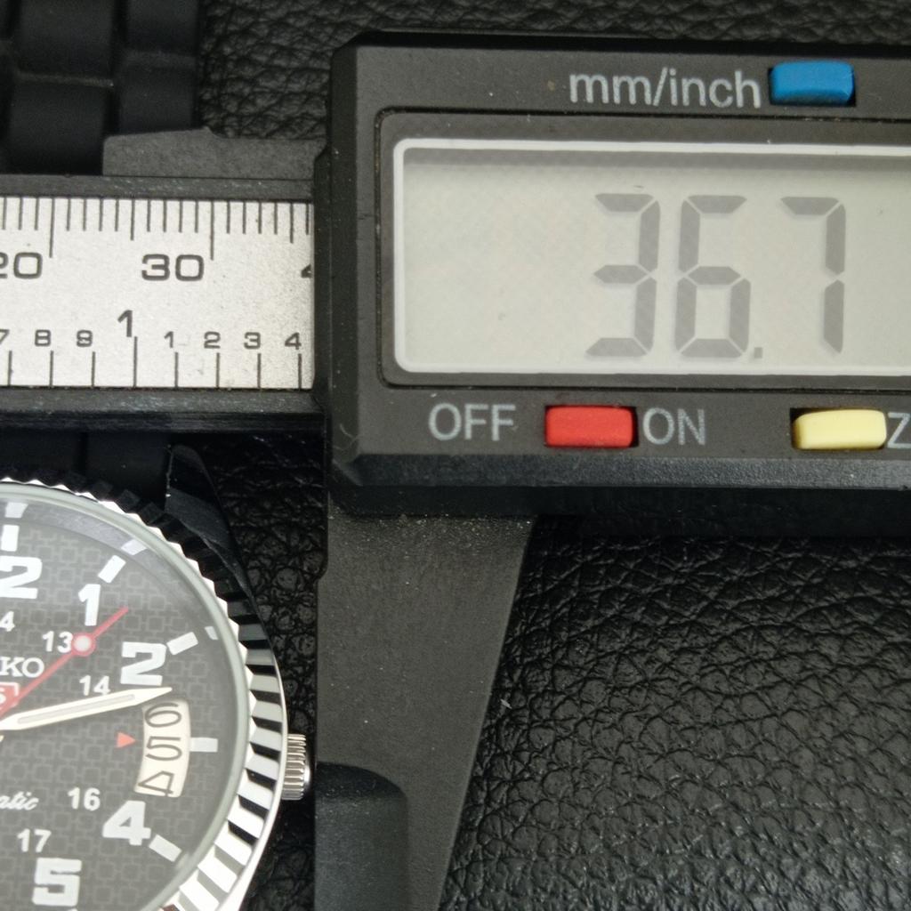 ЯПОНСКИЕ ВИНТАЖНЫЕ ОТРЕМОНТИРОВАННЫЕ АВТОМАТИЧЕСКИЕ МУЖСКИЕ ЧАСЫ SEIKO 5 С ЧЕРНЫМ ЦИФЕРБЛАТОМ a443967-1