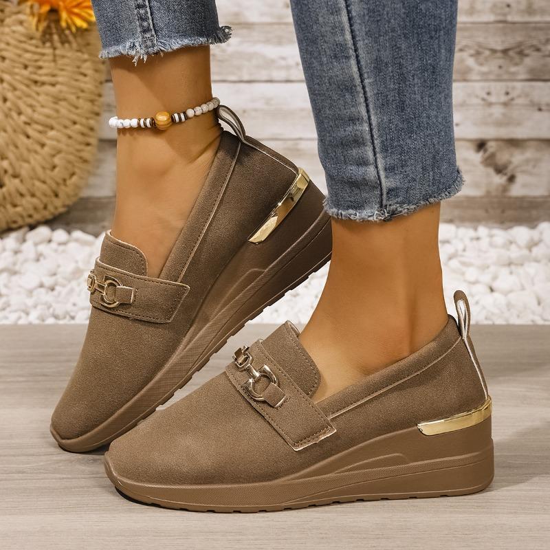 Новые повседневные туфли-лодочки большого размера с круглым носком, металлической пряжкой и на танкетке