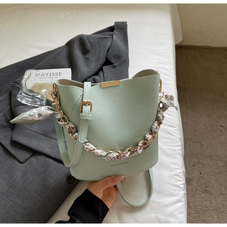 Handheld bucket bag women's 2025 new shoulder Korean version messenger bag popular commuter niche design simple handbag