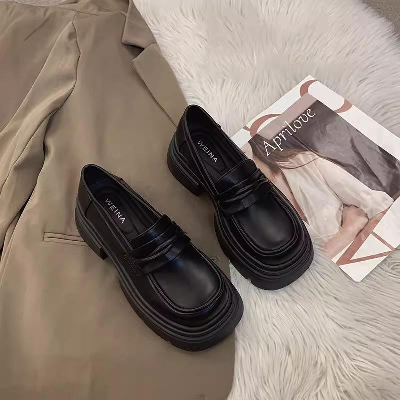 Черные туфли на платформе из маленькой кожи женские 2025 новые британские ретро универсальные увеличивающие рост одинарные туфли универсальные лоферы в стиле колледжа